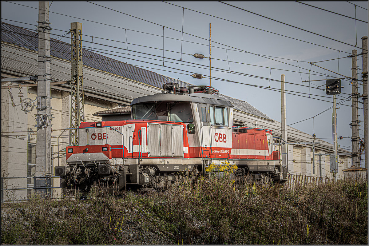 Salzburg ,... Einer der Orte an dem die Reihe 1163 am häufigsten anzutreffen ist ,... 
1163.05 wartet gegenüber des Bahnsteiges in Salzburg Gnigl auf weitere Dienste. 
26.August 2019