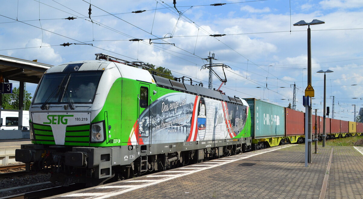 Salzburger Eisenbahn Transport Logistik GmbH, Salzburg [A] mit der ELL Vectron  193 219  [NVR-Nummer: 91 80 6193 219-3 D-ELOC] und Containerzug am 01.06.22 Durchfahrt Bf. Biederitz.