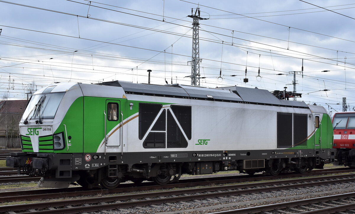 Salzburger Eisenbahn Transport Logistik GmbH, Salzburg [A] mit der Vectron Dual Lok  248 016  [NVR-Nummer: 90 80 2248 016-8 D-ELOC] ist am 21.02.24 am Bahnhof Stendal Hbf. abgestellt.