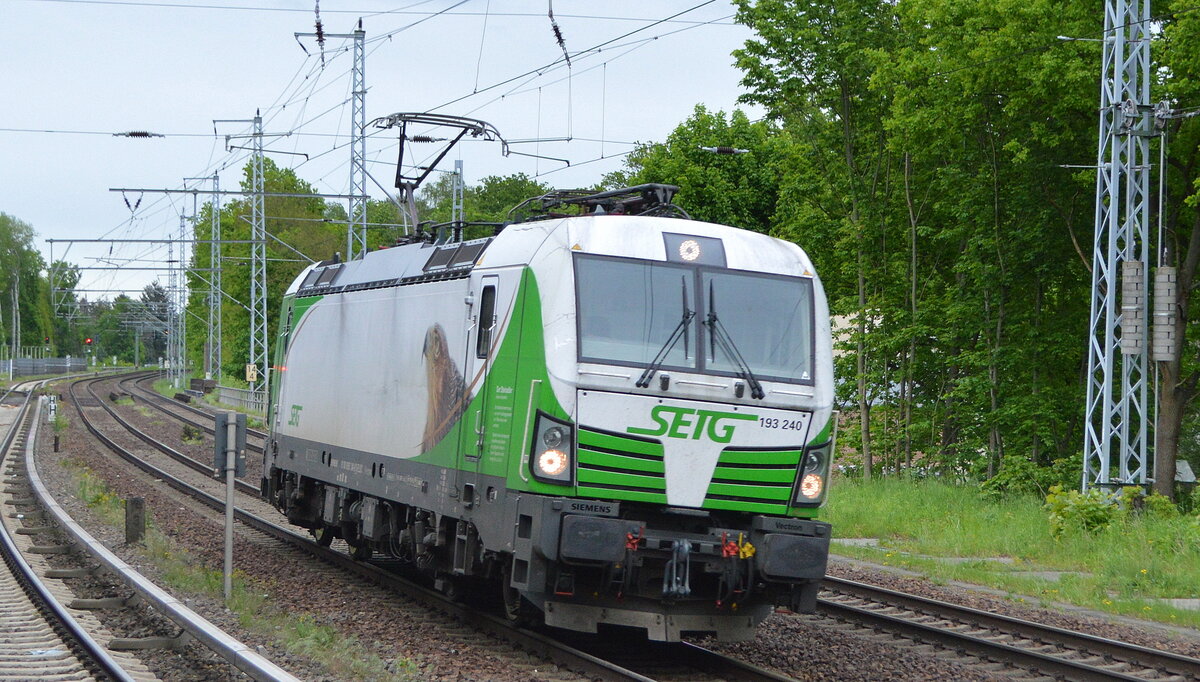 Salzburger Eisenbahn TransportLogistik GmbH, Salzburg [A] mit der ELL Vectron  193 240  [NVR-Nummer: 91 80 6193 240-9 D-ELOC] am 25.05.21 Berlin Buch.