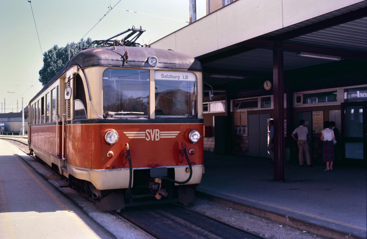 Salzburger Lokalbahnen: ET 32 (SGP) am alten Salzburger Lokalbahnhof, der noch über der Erde lag. Der ET brach gleich nach Lamprechtshausen auf (03.08.1984)