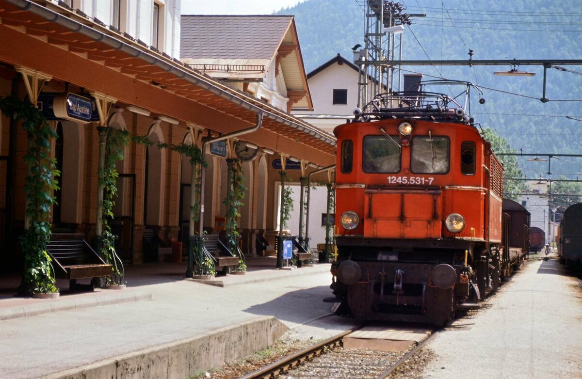 Salzkammergutbahn (ÖBB): E-Lok 1245 531-7 war schon ein Relikt auf Schienen (Bahnhof Bad Aussee, Datum unbekannt)