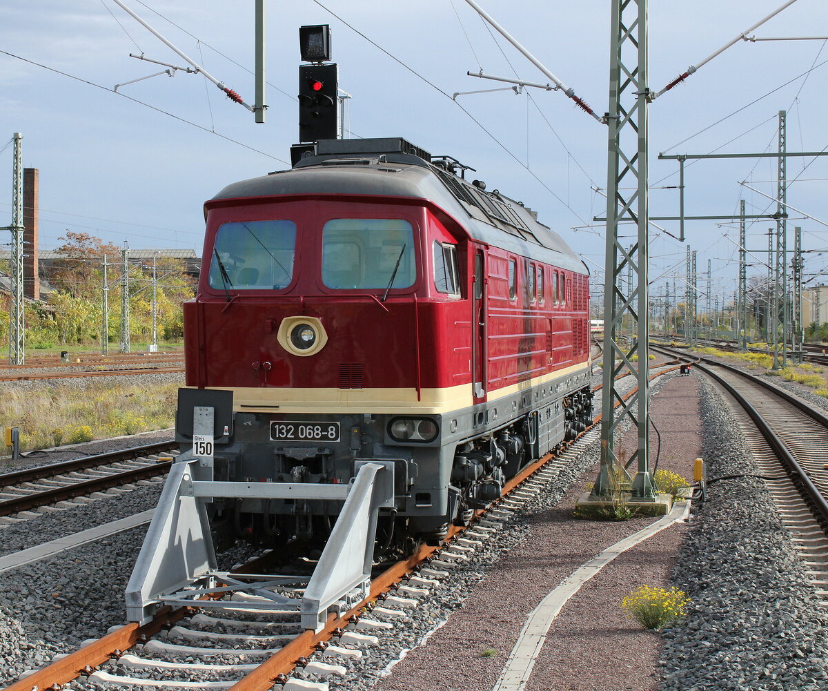 Salzland Rail Service 132 068-8 (92 80 1232 068-7 D-SLRS) am 24.10.2022 beim pausieren in Halle (S) Hbf.