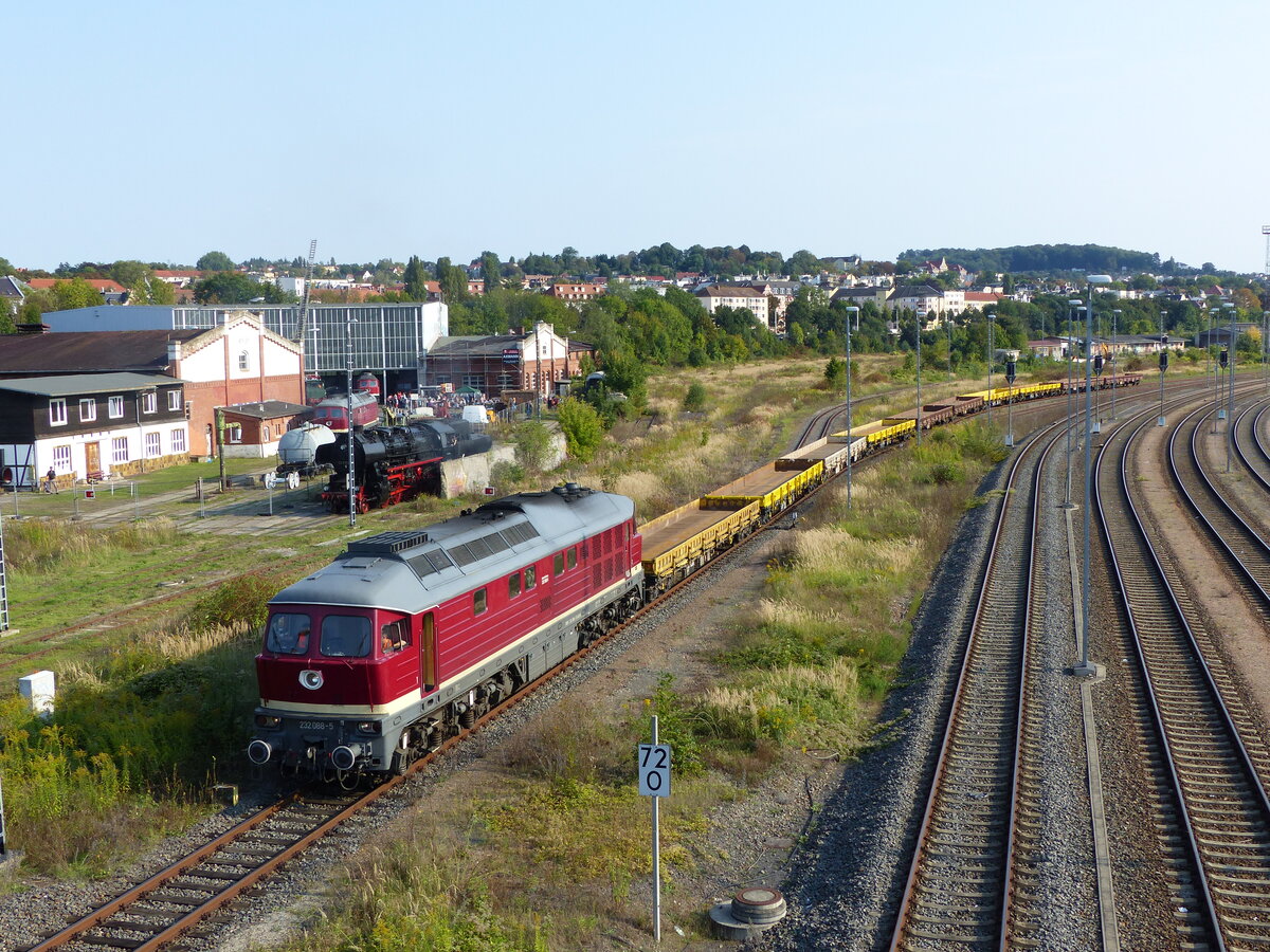 Salzland Rail Service, Ludmilla  232 088-5 ( 9280 1232 088-5 D-SLRS ) zieht am 26.9.2021 10 leere Schotterwagen ins Netz von Gera. Im Hintergrund die neu eröffnete Eisenbahnwelt.