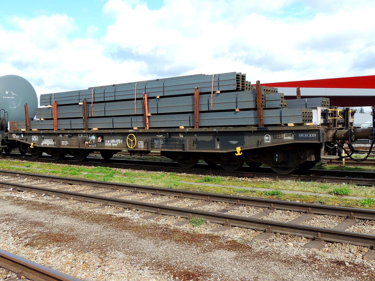 Samms  31 80(D-DB)4864 079-7 ist mit Walzprofilen beladen, und wartet im Bhf. Ried auf die Weiterfahrt in Richtung Stahlhändler; 240402