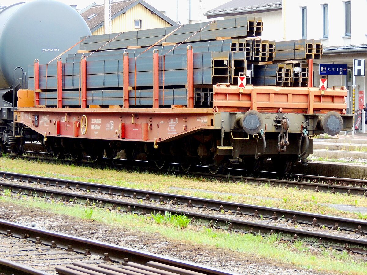 Samms 33 53(RO-DBSR)4860 006-5 bildet mit Stahlprofilen beladen im Bhf.Ried den Zugschluß; 240522