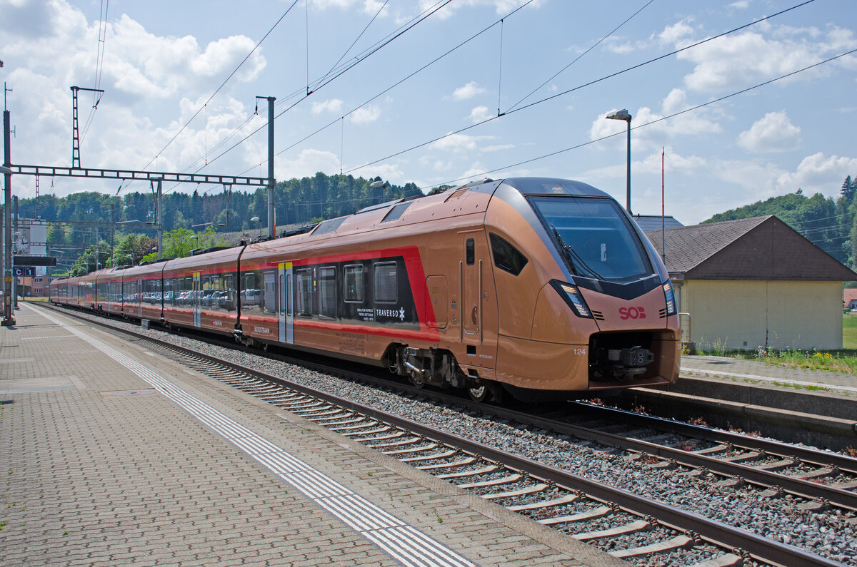 Samstag den 10.06.2023 um 14:58 Uhr in Wynigen. Auf Gleis 2 fährt der IR 35 (InterRegio) mit der Zugnummer 2375 (Aare Linth) durch Wynigen. Dieser Zug verkehrt ab Bern (Abfahrt um 14:38 Uhr) mit Halt in Burgdorf – Herzogenbuchsee – Langenthal – Olten – Zürich Altstetten – Zürich HB – Thalwil – Wädenswil – Richterswil – Pfäffikon (SZ) – Lachen (SZ) – Siebnen-Wangen – Ziegelbrücke – Walenstadt – Sargans – Bad Ragaz – Landquart nach Chur (Ankunft um 17:43 Uhr). Es handelt sich hier um den SOB Niederflurtriebzug Traverso FLIRT 3 EMU 8-teilig aus der TSI Code Serie 3 mit der Fahrzeugnummer 94 85 7526 124-3 / 224-1 CH-SOB. Inbetriebsetzung im Jahre 2021. Koordinaten GMS (Grad, Minuten, Sekunden): N 47° 6’ 19.5’’ O 7° 39’ 49.9’’