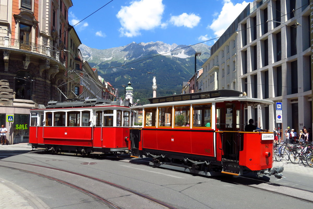 Samstag 16 Juni 2018 in Innsbruck, fuhr die historische Tram an der Fussgängerzone vorbei.