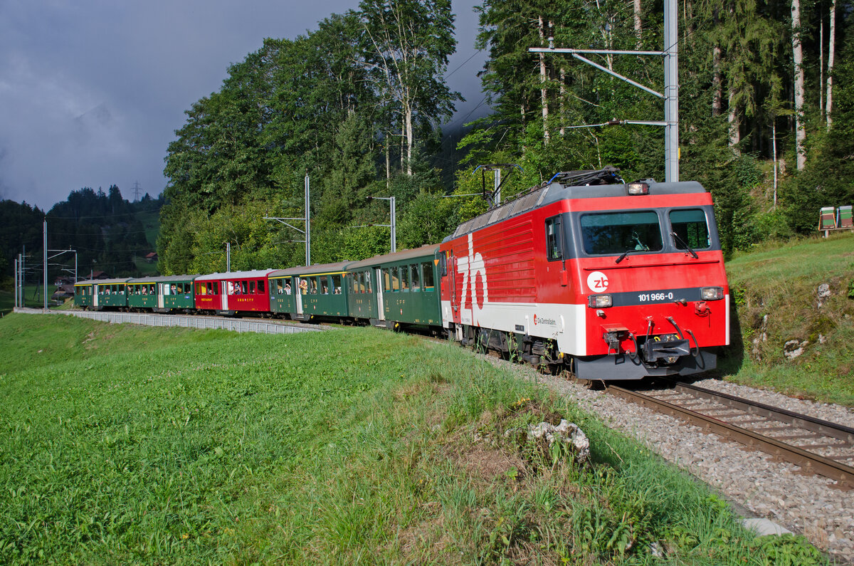 Samstag den 20. August 2022 um 18:23 Uhr. Ich bin mit einem Eisenbahnfreund unterwegs um den  zb Historic“ Zug am Brünig abzulichten. Als Lok war die HGe 4/4 I (ex HGe 4/4) auch  Muni“ genannt vorgesehen. Aber leider war dann eine HGe 4/4 II (heute HGe 4/4) am Zug. Lange Vorbereitung hat sich in Luft aufgelöst. Den Schock haben wir dann mit Kaffee und Streuselkuchen heruntergespült. Trotzdem haben wir in der Umgebung der Dienststation Käppeli ( Chäppäli“ oder auch  Sagers Chäppäli“ genannt) vorgängig einige Aufnahmen gemacht. Hier kommt nun unser  Paradezug/Jubiläumszug“ zum Thema 175 Jahre Schweizer Bahnen.

Komposition (Spitze Schluss):
Lokomotive HGe 4/4  101 966-0
1. Wagen   B 865-6  (Baujahr 1954)
2. Wagen   A 111-8  (Baujahr 1947 mit 3 Dachlüfter)
3. Wagen   WR 426-4 (Baujahr 1945)
4. Wagen   AB 473-7 (Baujahr 1945/46)
5. Wagen   A 181-1  (Baujahr 1949 mit 5 Dachlüfter)

Fahrplan:
Luzern ab	   17:20 Uhr,
Interlaken Ost an  19:40 Uhr.

Koordinaten GMS (Grad, Minuten, Sekunden): N 46° 46’ 5.8’’ O 8° 9’ 9.0’’

