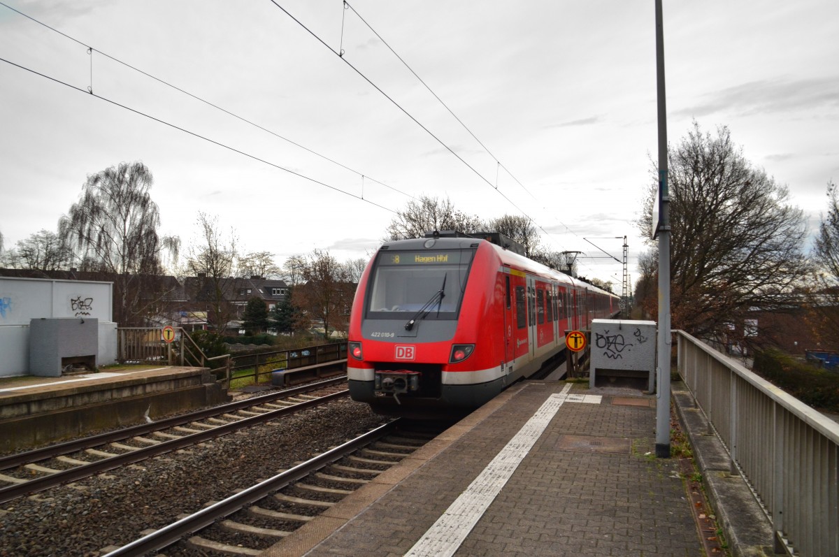 Samstag 21.12.2013. gerade verlässt ein S-Bahnzug die Haltestelle Mönchengladbach Lürrip in Richtung Korschenbroich. Am Zugende ist der 422 010-9 zu sehen.