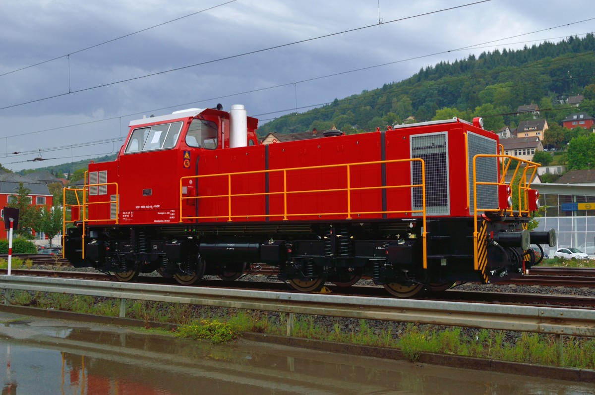 Samstag den 7.9.2013, Mosbach/Baden. Was du hier siehst, ist die fabrikneue Werkslok mit der Nummer 92 81 2970 006-0 A-VASD
Eigengewicht: 82t
Vmax. 28 Km/h
LüP: 12.400 mm
Hersteller Gmeinder Lokomotivfabrik Mosbach 
Typ 075 BB  Nr. 5768  Bauj. 2013
Hier ist sie vor der Raiffeisenzentrale in Mosbach abgestellt.
In gut einer Stunde wird die Lok von einer 139 der Firma Railadventure abgeholt.
Bereitgestellt wurde sie mit der HGK DH 751 die sie aus dem Werksgelände heraus geschoben hatte.