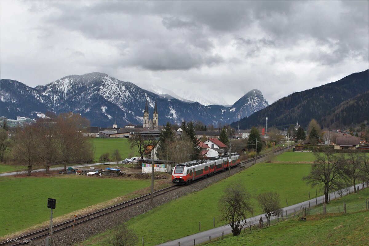 Samstag, Sonn- und Feiertag verbindet der REX1916 Wien mit dem Gesäuse und Selzthal.
Der 4744 022 fährt hier am 15.4.2023 als REX1916 von Wien West nach Selzthal kurz hinter dem Bahnhof Admont.