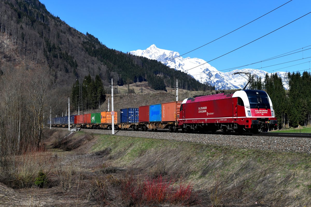 Samstags fährt der SLB-Kaindlzug von Liefering nach Hüttau etwas später als von Montag bis Freitag. Deswegen lag der 61823 bei der Einfahrt Bischofshofen am 29. März 2019 gut im Licht. Zuglok war wie zumeist die 1216.940 bzw. Lok 91 der Salzburger Lokalbahn.