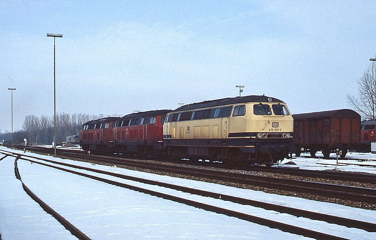 Samstagsruhe im Bw Aulendorf am 14.02.1983 mit 215 091-0 und zwei weiteren 215