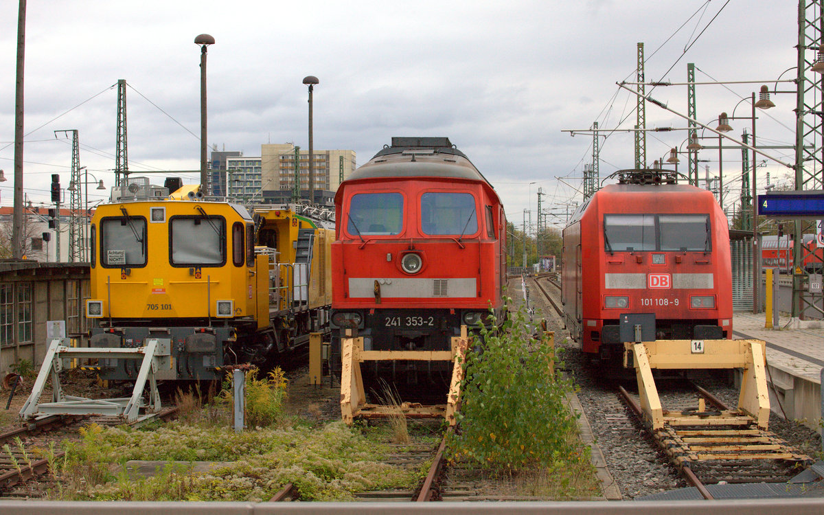 Samstagsruhe in Dresden Hbf.   705 101, 241 353-2 und 101 108-9. 28.10.2017  11:47 Uhr.