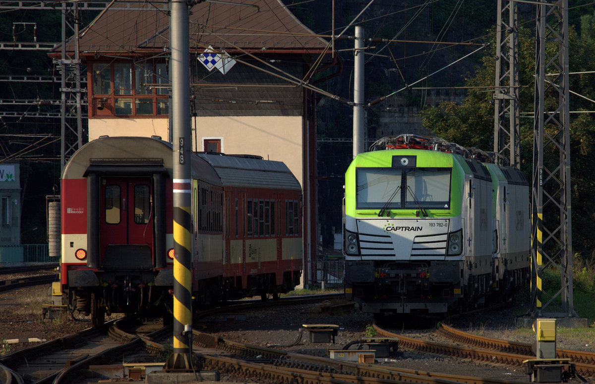 Samstagsruhe für 193 782-0 und eine Schwesterlok rechts, links fährt der R 1171 nach Liberec Richtung Decin Vychod aus. 26.08.2017 17:42 Uhr Decin hln.
Die 193-iger sind für die Firma Captrain unterwegs.