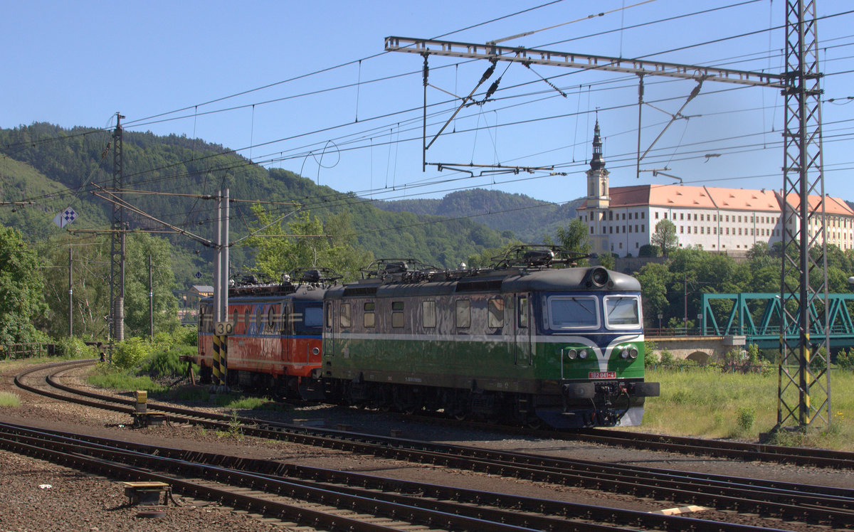 Samstagsruhe für die beiden  Bunten Vögel  in Decin hln.
182 041 - 4 und eine weitere Lok glänzen in der Vormittagssonne.27.05.2017 10:13 Uhr.