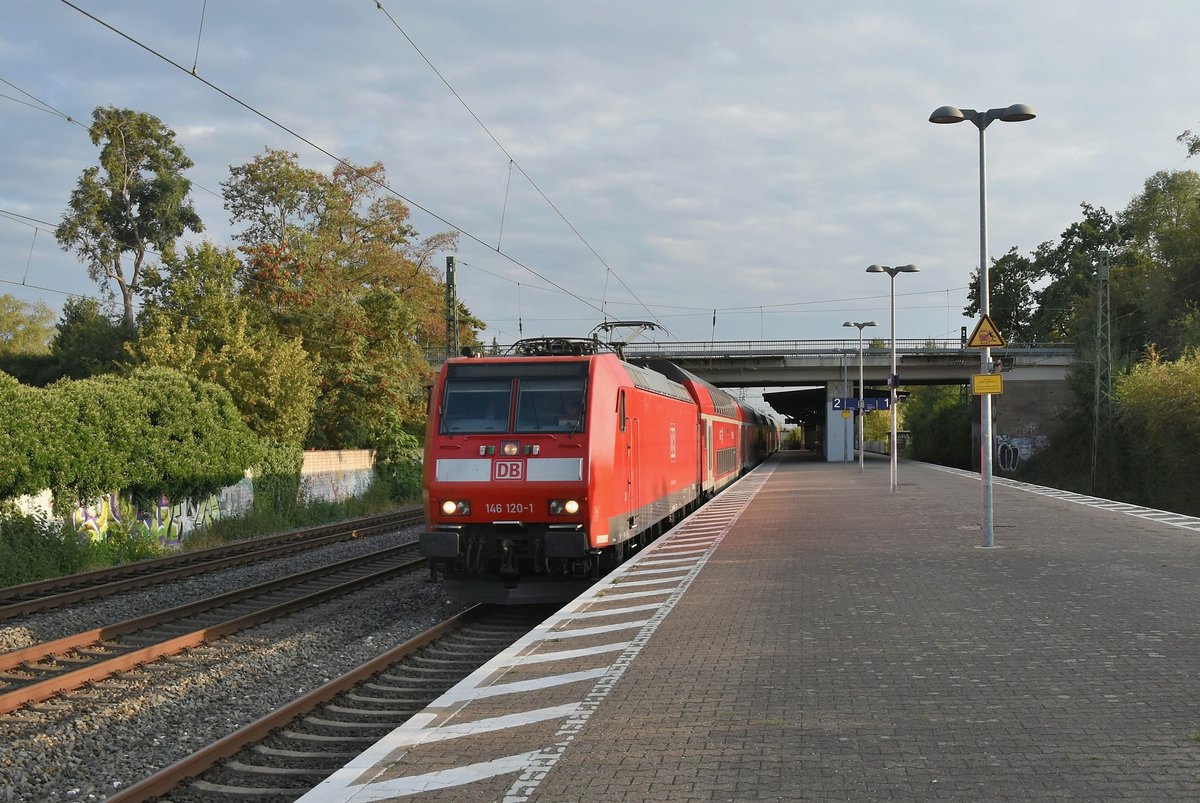 Samt einem RE donnert hier die 146 120-1 am Bahnsteig in Angermund gen Duisburg am Samstagabend den 15.9.2018