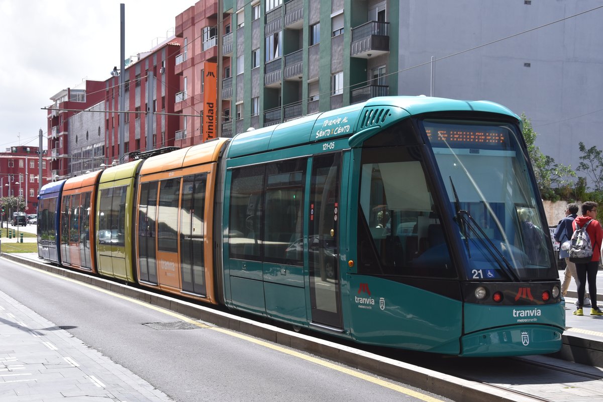 SAN CRISTÓBAL DE LA LAGUNA (Kanaren/Provinz Santa Cruz de Tenerife), 29.03.2016, ein Citadis von Alstom, betrieben als Wagen 21 der Tranvía Tenerife, in der Endhaltestelle La Trinidad