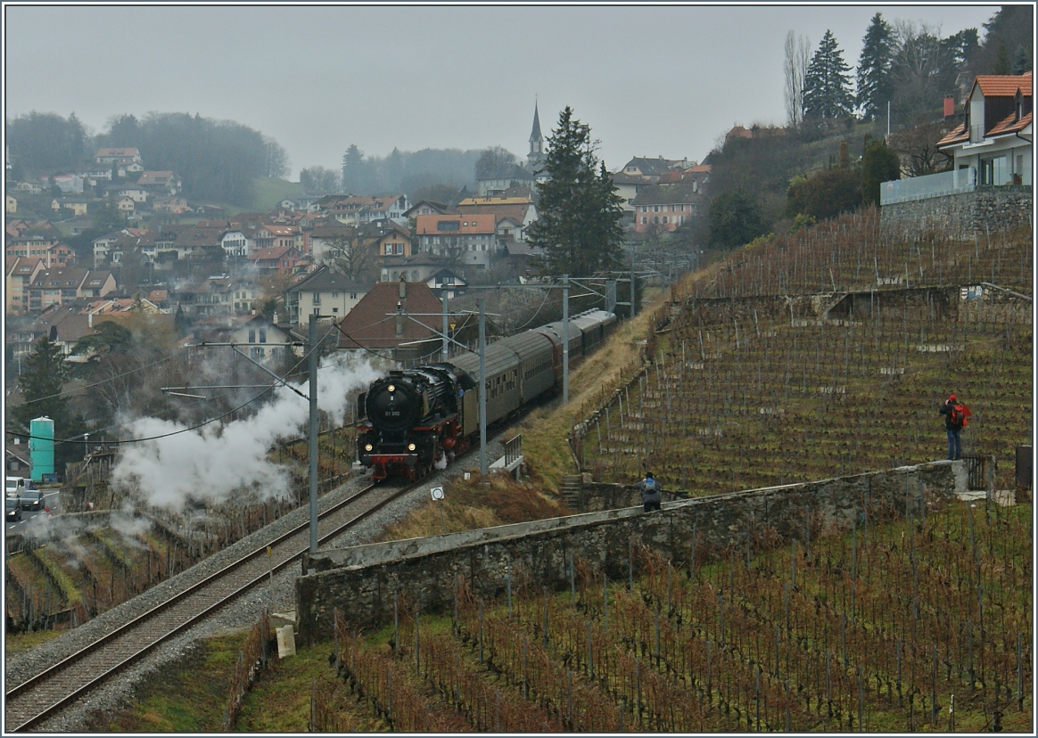 Sandro kannte den Fahrplan, Stefan die Fotostelle und ich dr񓫴e ab...
die 01 202 auf der  Train des Vignes  Linie, kurz nach Chexbres.
(18.01.2014)
