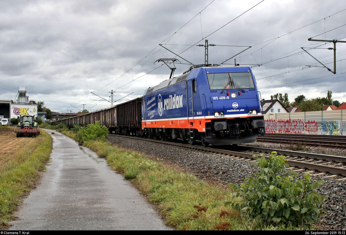 Sandzug (?) mit 185 409-0 der Raildox GmbH & Co. KG fährt in Tamm auf der Bahnstrecke Stuttgart–Würzburg (Frankenbahn | KBS 780) Richtung Kornwestheim.
[26.9.2019 | 15:13 Uhr]