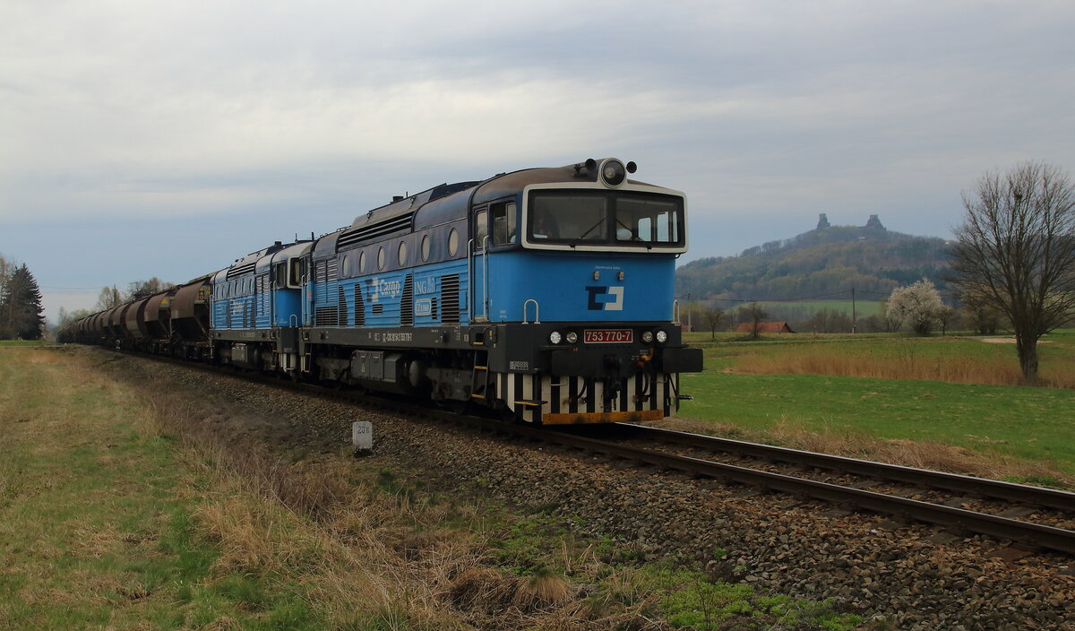 Sandzug als Pn 64200 von Libun nach Retenice. Aufgenommen bei Borek mit Burg Trosky im Hintergrund am 20.4.22 Loks die 753 751 und 753 770 