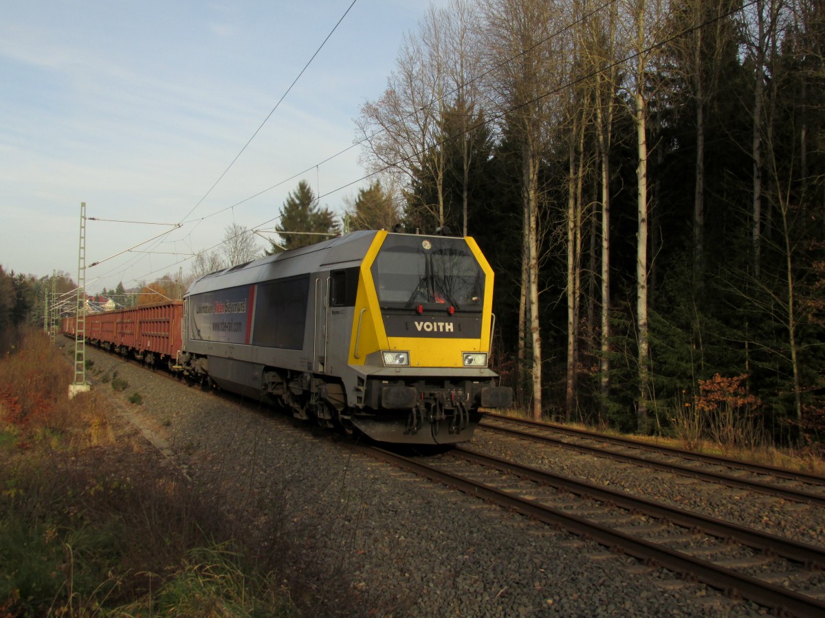Sandzug nach Stuttgart fuhr am 22.11.2014 durch Jößnitz/Plauen mit Voith Maxima 264 002-7.
