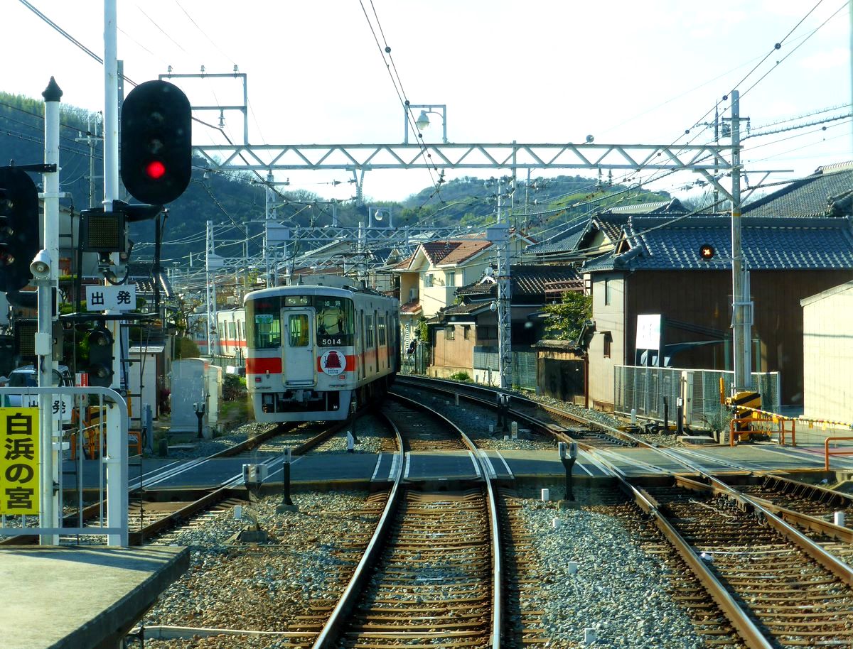 Sanyô-Konzern: Ausfahrt des Expresszuges 5014 (Baujahr 1988) aus Ôshio, 22.März 2014. 