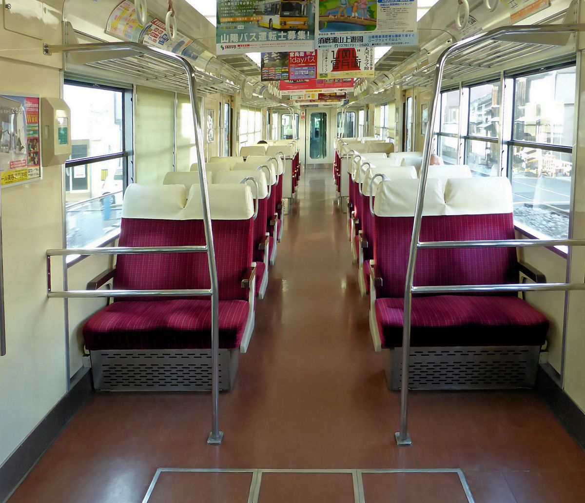 Sanyô-Konzern: Das Innere eines Expresszugs (Nr. 5004). Praktisch, aber einfach und weit weniger luxuriös als bei fast allen anderen Grosskonzern-Bahnen. 22.März 2014. 
