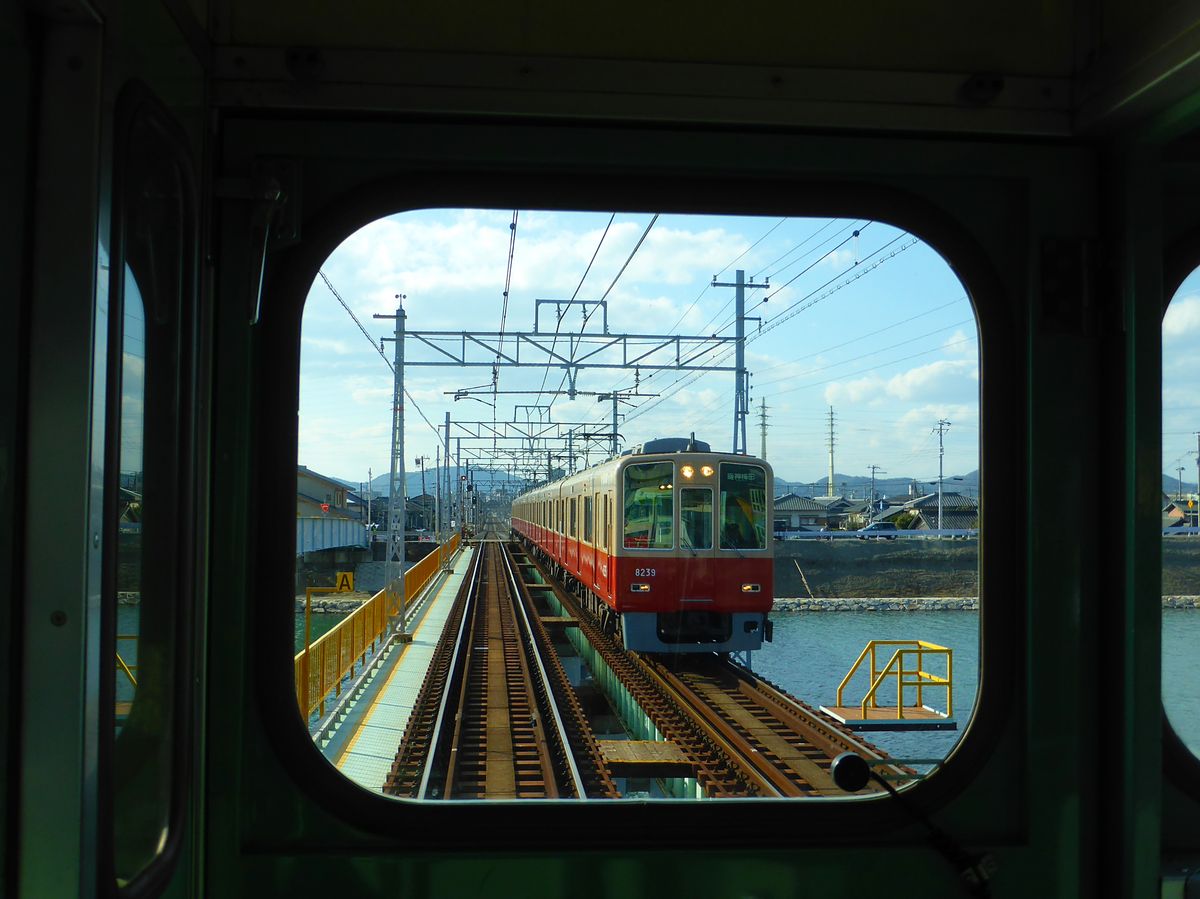 Sanyô-Konzern, Expresszüge: Da Züge des Sanyô-Konzerns über den Hanshin-Konzern nach Osaka durchfahren, verkehren zum Ausgleich Expresszüge des Hanshin- über die Gleise des Sanyô-Konzerns bis zur westjapanischen Stadt Himeji durch (92,5 km). Im Bild begegnet bei Mega, kurz vor Himeji, Zug 8239 des Hanshin-Konzerns auf der Fahrt nach Osaka. (Aufnahme durch die verglaste Führerstandrückwand eines Sanyô-Zuges). Detail: Zug 8239 ist beim schrecklichen Erdbeben von Kôbe am frühen Morgen des 17.Januar 1995 in der Abstellanlage Mikage vollständig aus den Schienen gehoben worden. 