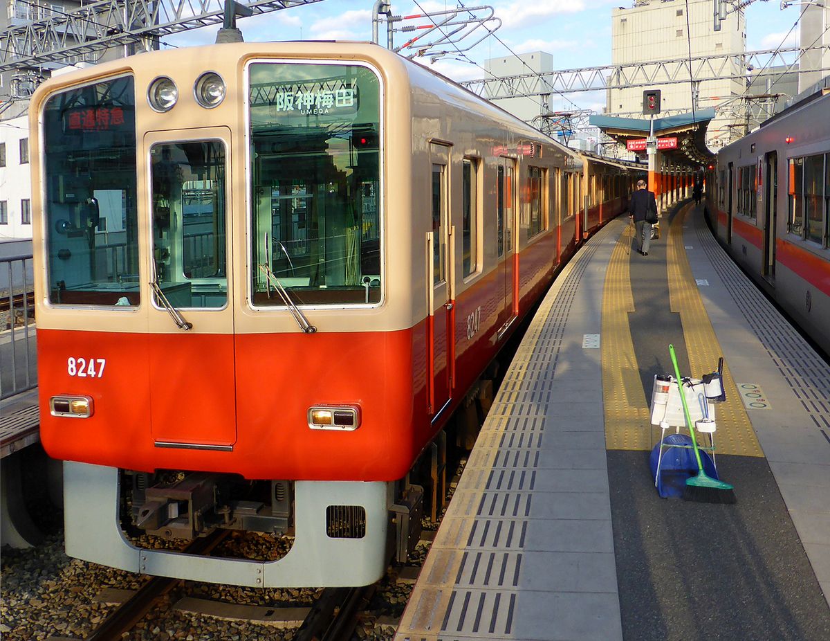 Sanyô-Konzern, Expresszüge: Während rechts Zug 5004 des Sanyô-Konzerns gereinigt wird (das geschieht in Japan an den Endstationen immer), steht links der Expresszug 8247 des Hanshin-Konzerns (Baujahr 1991) bereit für die Fahrt nach Osaka. Himeji, 22.März 2014. 
