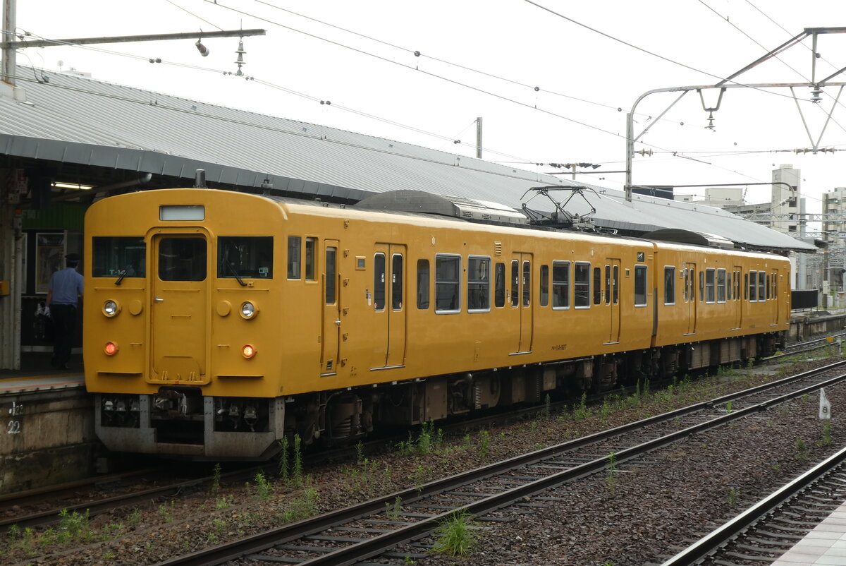Sanyō Linie, Nahverkehrszug mit der Baureihe 115-1500(Einheit-Nr.T14), im 13.08.2021, Shimonoseki Bf. KuMoHa114-1627 Seite