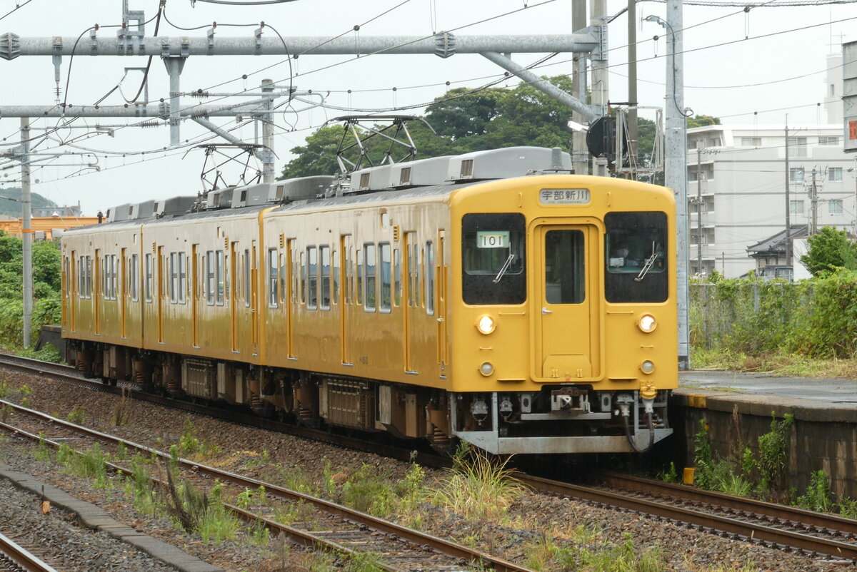 Sanyō Linie, Nahverkehrszug von Shimonoseki Bf nach Ube-Shinkawa Bf mit der Baureihe 105 (Drei-Wagen), im 12.08.2021, Shin-Shimonoseki Bf.