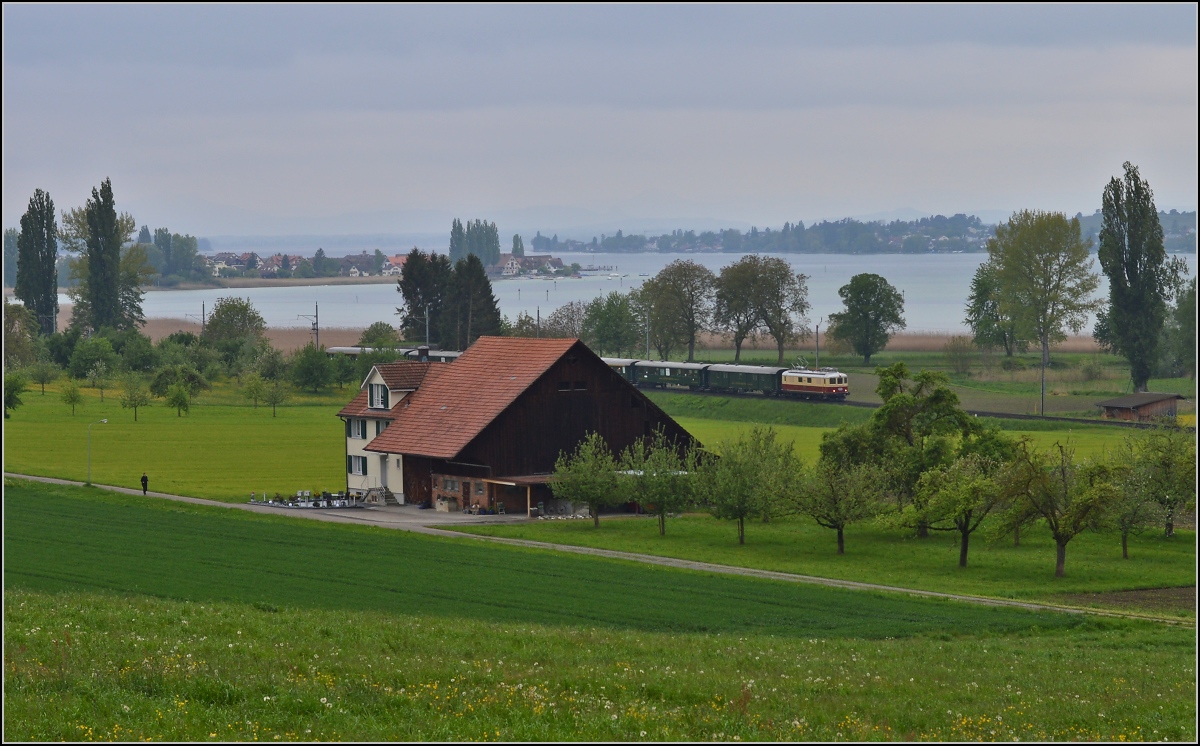 Sauwetter am Untersee. Re 4/4<sup>I</sup> 10034 auf dem letzten Teilstück der Sonderfahrt Zürich-Schaffhausen-Arbon. Im Hintergrund der Untersee, die Hegauvulkane dahinter haben sich fast ganz im Dunst verhüllt. Mai 2014.

Mehr Bilder dazu gibt es hier: http://igschieneschweiz.startbilder.de/name/galerie/kategorie/schweiz~e-loks~re-44-i-2.html
