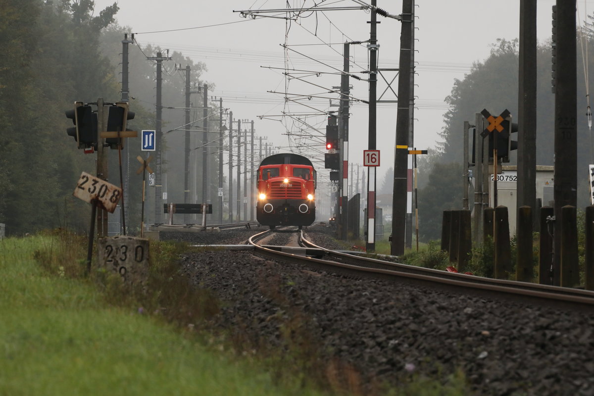 Sauwetter brachte der Heutige 16.September mit sich. 
Das ist aber kein Grund die Kamera nicht zu zücken. 

Hier bei Werndorf an der Südbahn zwischen Graz und Leibnitz donnert die niedlich anmutende 2062.38 mit drei 2 Achsigen Wagen der Graz Köflacher Eisenbahn daher. 
