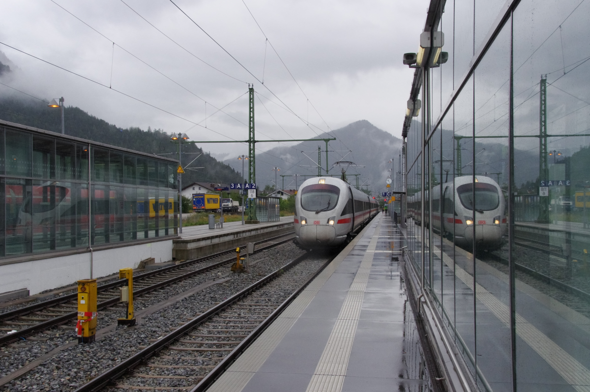 Sauwetter: Der ICE (Innsbruck) Mittenwald - Berlin (Gesundbrunnen) wartet bei Regenwetter um 10.46 im Bahnhof Mittenwald auf die Abfahrt. Zunächst wird aus der Gegenrichtung die RB nach Innsbruck auf Gleis 3 einfahren. Bahnstrecke 5504 München - Mittenwald am 17.09.2016
