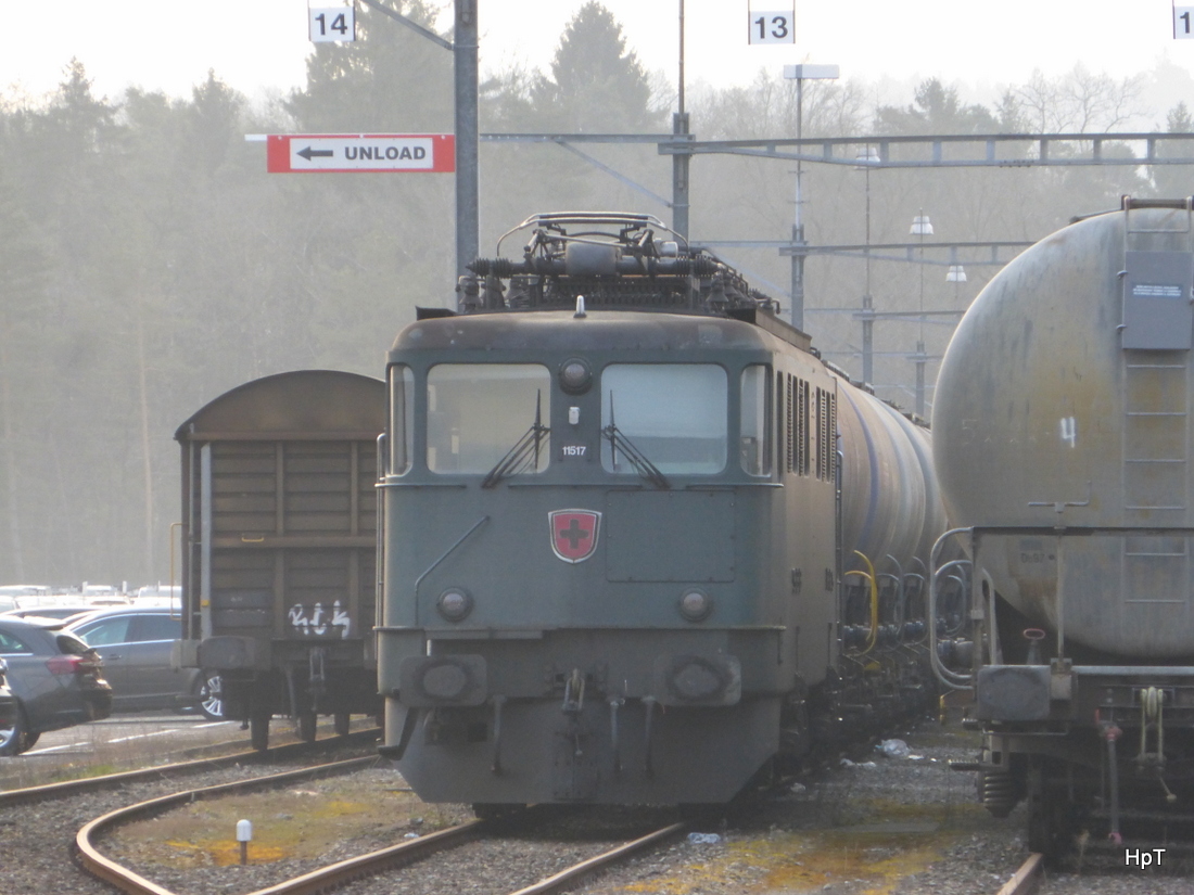 SBB  ???? - Ae 6/6  11517 abgestellt auf einem Privatgelände eines Auto Importeur in Studen/BE am 14.03.20158 .. Bild Endstand von Ausserhalb des Firmenareals durch einen Maschendrahtzaun da das Firmenareal nicht öffentlich zugänglich ist ...