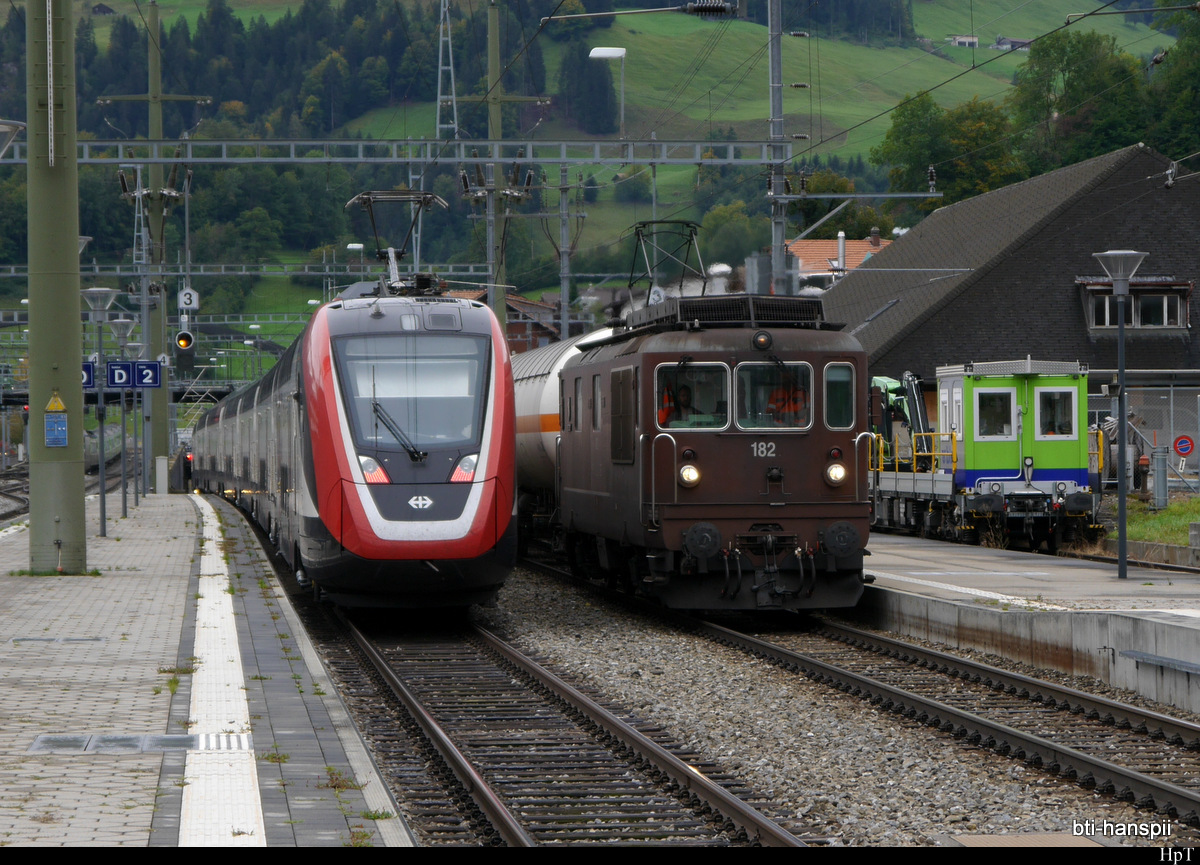 SBB / BLS - Twindexx 502 007 bei Testfahrten zwischen Frutigen und Visp bei der ausfahrt aus dem Bahnhof Frutigen neben der einfahrenden Re 4/4 182 mit Güterzug im Bahnhof Frutigen am 05.10.2020