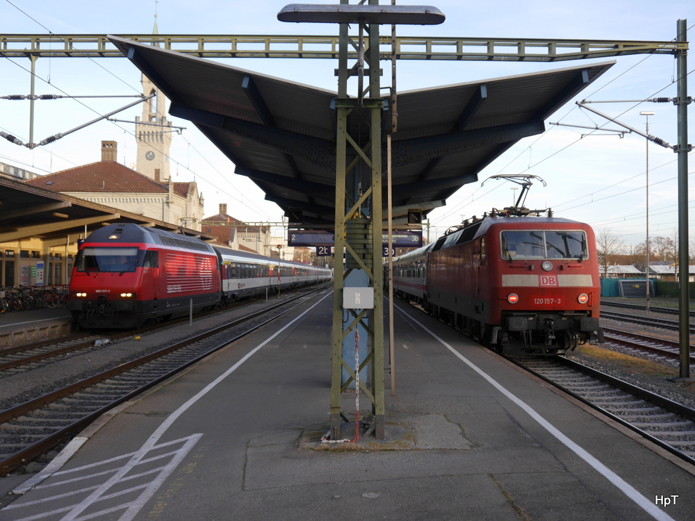 SBB / DB - SBB RE Konstanz - Biel mit Lok 460 017-7 und DB IC 2006 Konstanz - Dortmund mit 120 157-3 im Bahnhof Konstanz am 13.12.2014