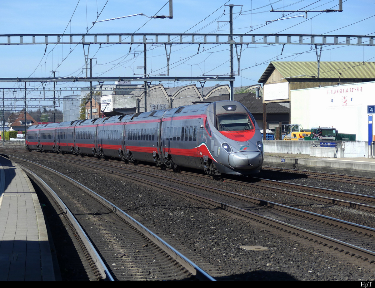 SBB / FS - ETR 610 012 bei der durchfahrt im Bahnhof Rothrist am 18.04.02022