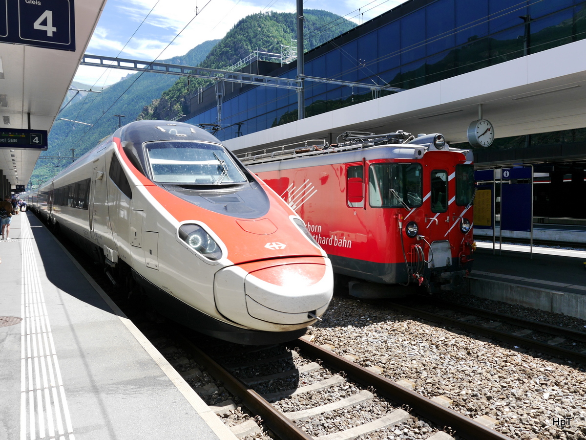 SBB / MGB - Einfahrender ETR 503 018 neben Deh 4/4 22 im Bahnhof Visp am 16.07.2015