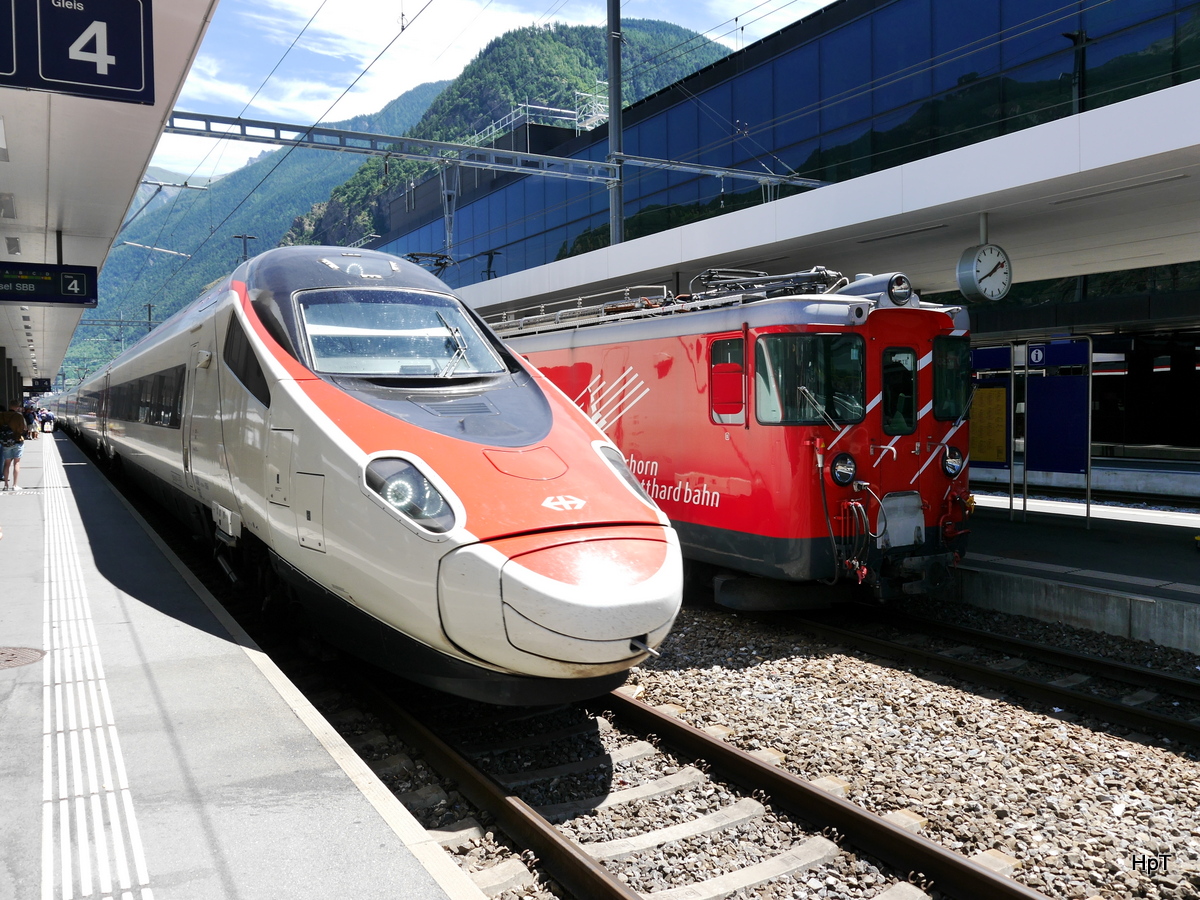 SBB / MGB - Einfahrender ETR 503 018 neben Deh 4/4 22 im Bahnhof Visp am 16.07.2015
