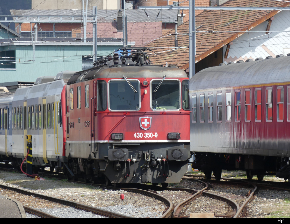 SBB / OeBB - Lok 430 350-9 abgestellt im Bahnhofsareal in Balsthal am 15.04.2022