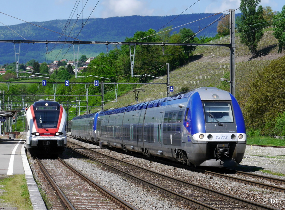 SBB / SNCF - SBB Triebzug RABe 522 213 an Warten und 82712 mit 82718 bei der durchfahrt in La Plaine am 06.05.2015