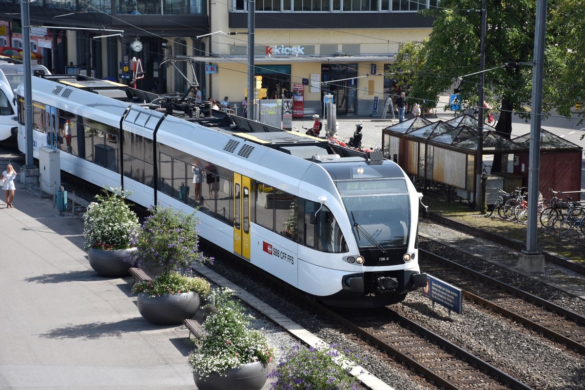 SBB / THURBO GTW 2/6 (RABe 526) 736 verlässt Rorschauch Hafen als S 7 in Richtung Romanshorn - Weinfelden. Am 26.08.2017 aufgenommen aus dem Museum im Kornhaus, Rorschach