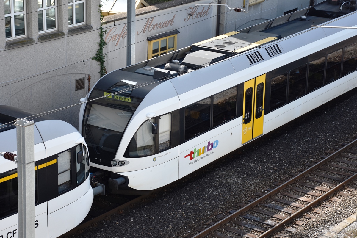 SBB / THURBO GTW 2/6 (RABe 526) 735 (vorne = im Bild links) und GTW 2/8 (RABe 526) 761 erreichen am 26.08.2017 von Romanshorn kommend Rorschach Hafen. Fotostandort: Museum im Kornhaus, Rorschach