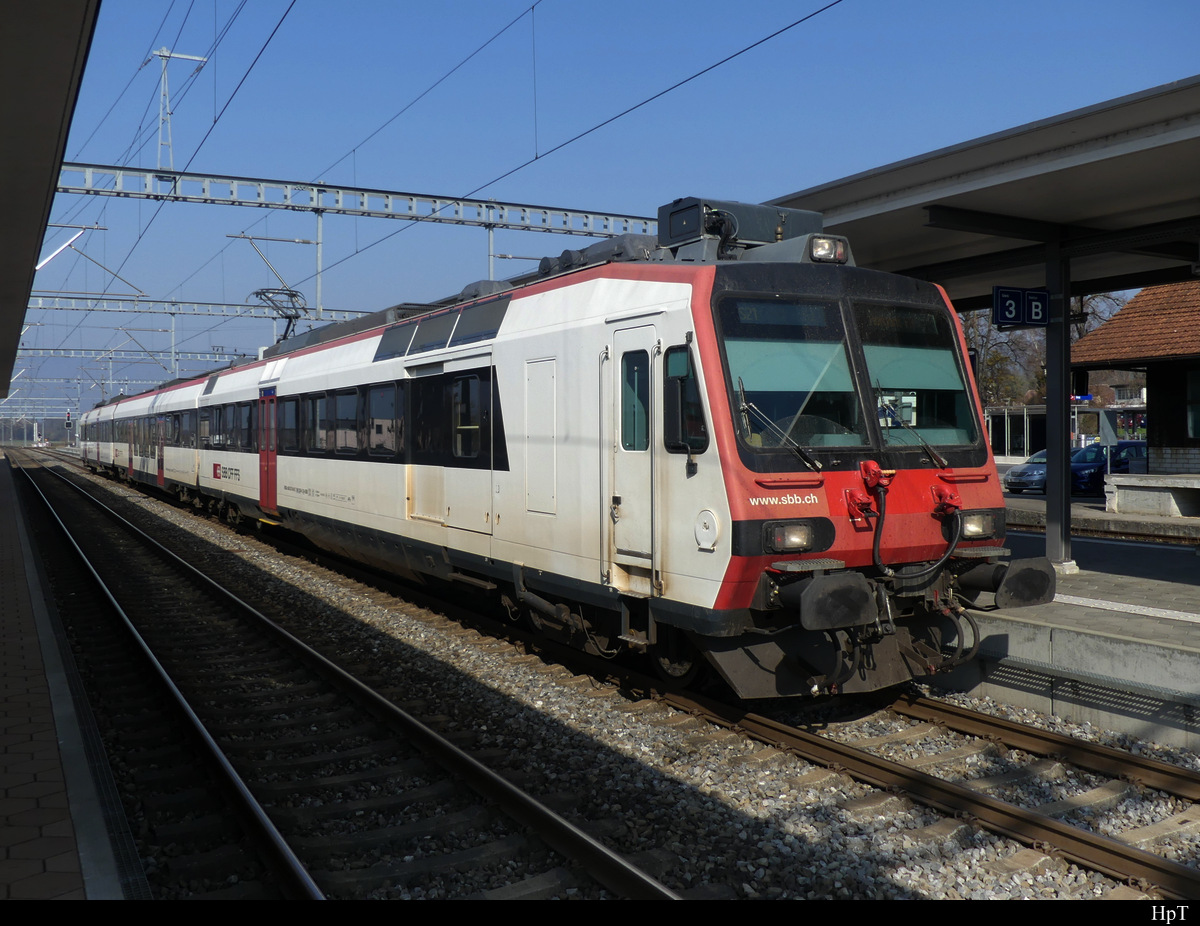 SBB / tpf - DOMINO Triebwagen RBDe 4/4  560 238-8 unterwegs für die tpf auf der S21 im Bahnhof Ins am 20.03.2022