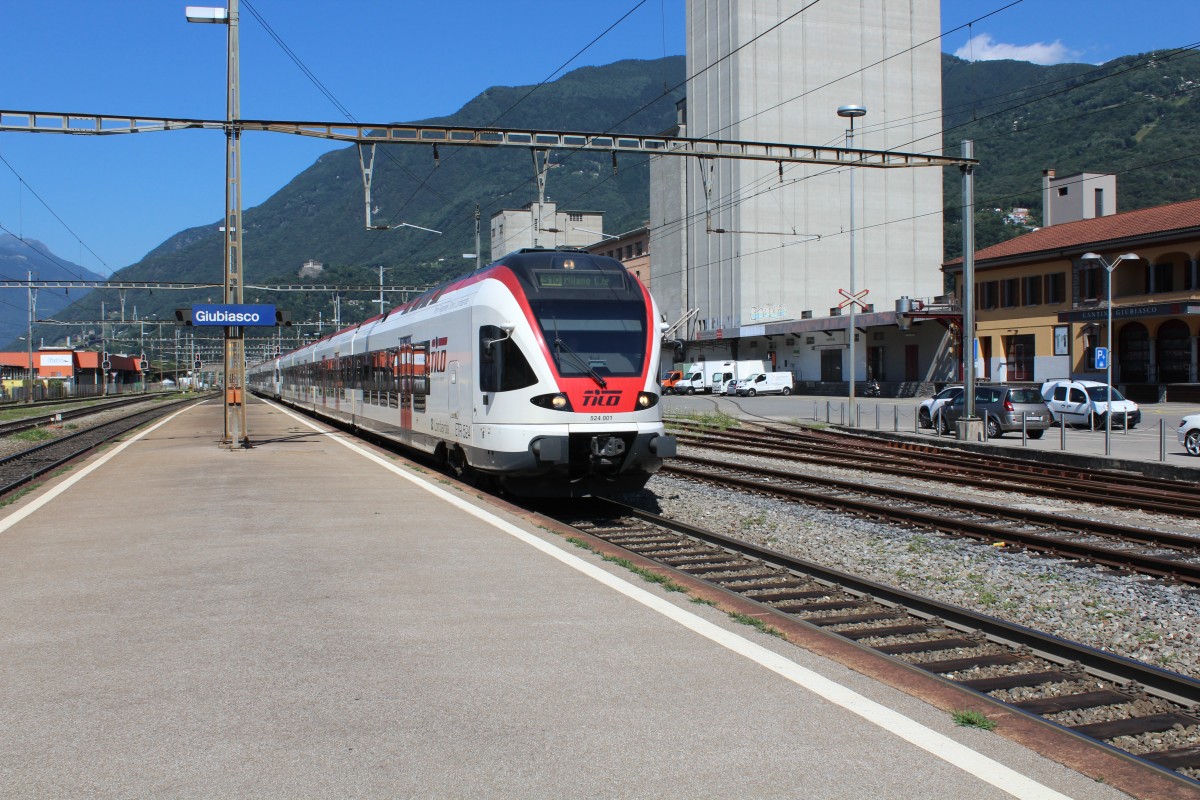 SBB / Trenord TILO - Treni Regionali Ticino Lombardia: S-Bahn Tessin S10 / RE (RABe 524 001) nach Milano Centrale kommt am Nachmittag des 10. Juli 2015 im Bahnhof Giubiasco an. 