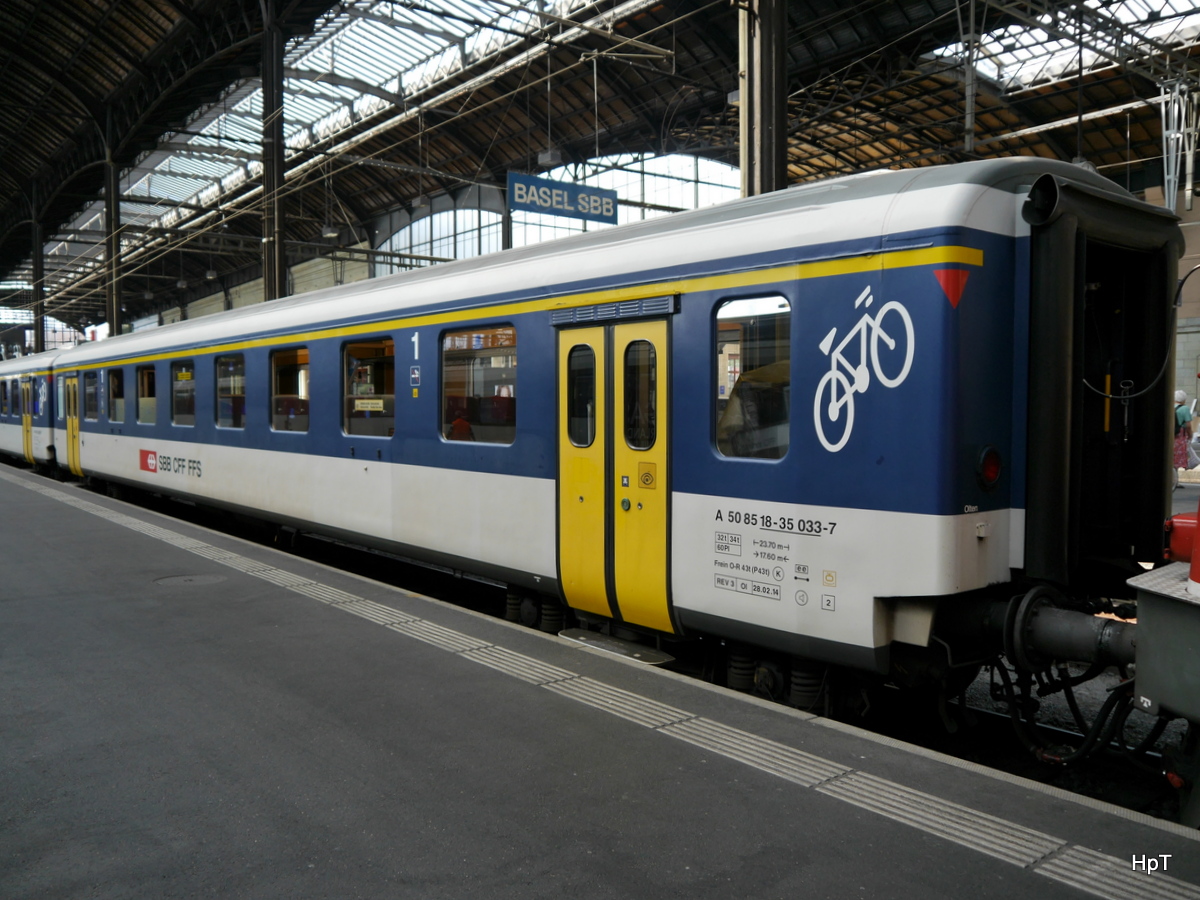 SBB - 1 Kl. Personenwagen A 50 85 18-35 033-7 im Bahnhof Bsael SBB am 11.07.2015