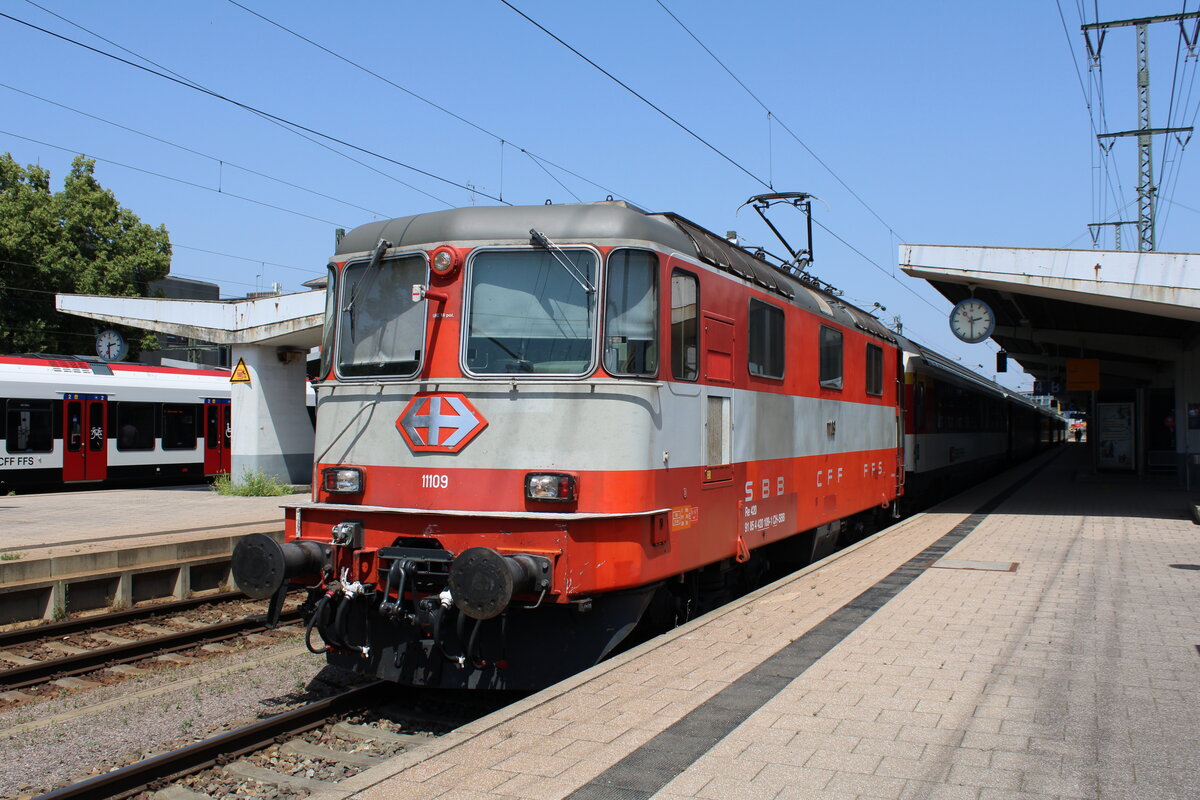 SBB 11109 steht am 19.06.2022 mit einem EC nach Zürich HB in Singen(Hohentwiel) zur Abfahrt bereit.